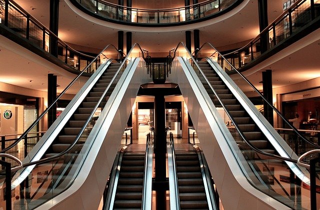 eskalátory v obchodním domě