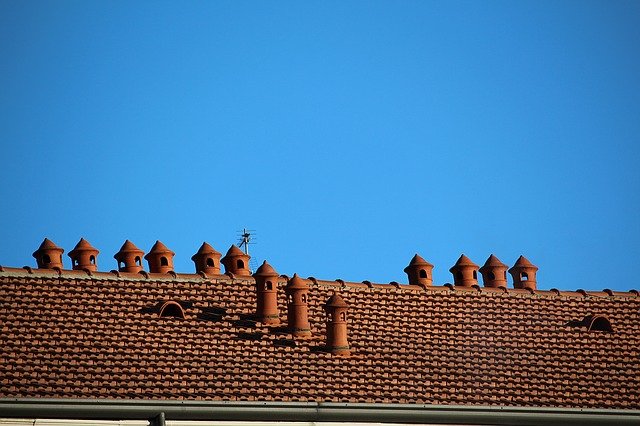 malé komíny na střeše