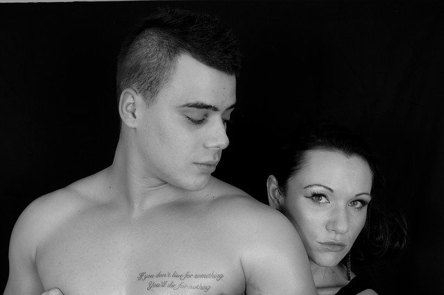 mjž a žena černobílé foto