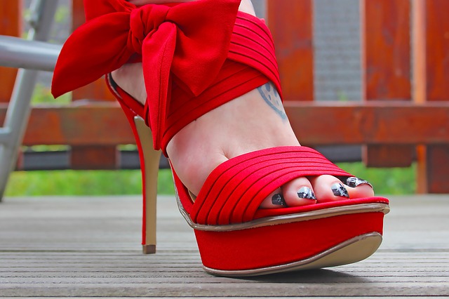 červené boty na vysokém podpatku
