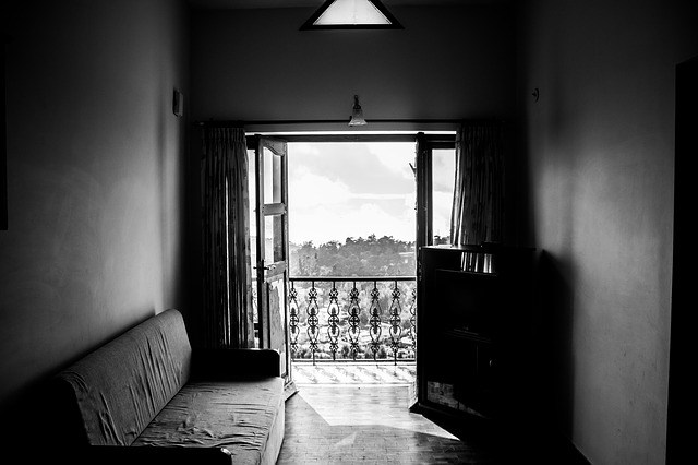 Černobílá fotografie balkonu.jpg
