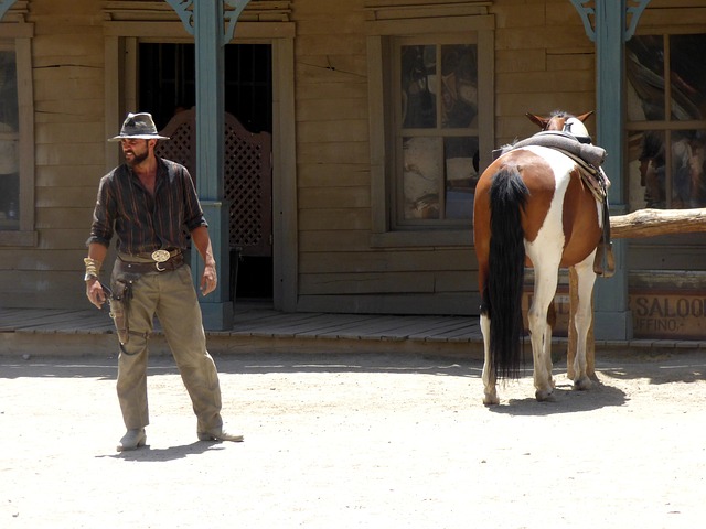 americký kovboj u saloonu se svým koněm
