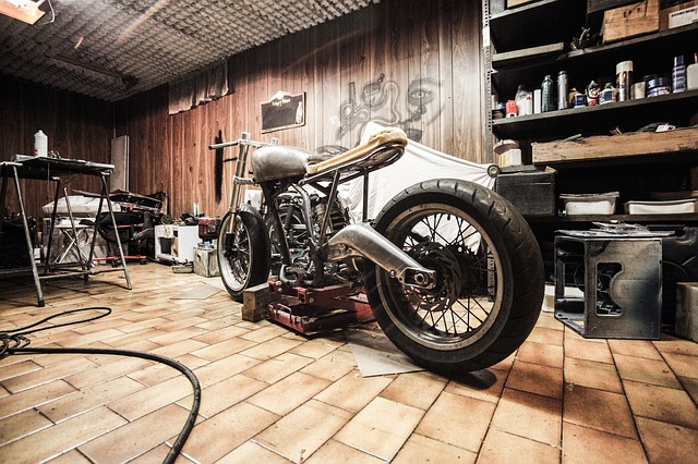 motorka zaparkovaná v garáži