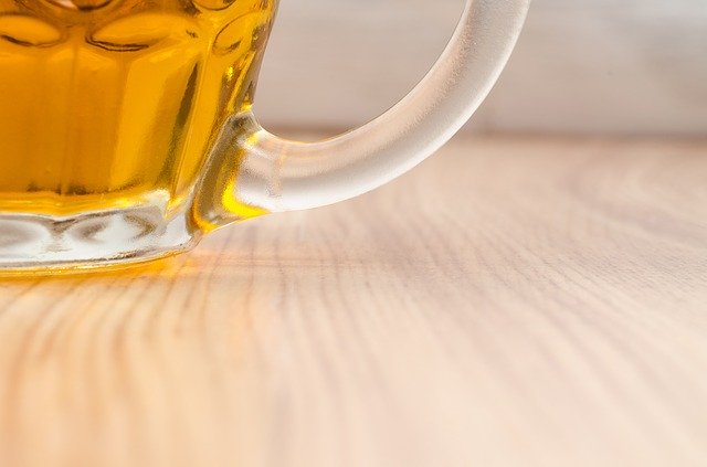 sklenice s českým chmelovým pivem na dřevěném stole
